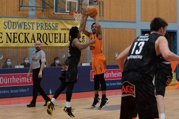 Nate Britt ( 1) beim Sprungwurf wiha Panthers Schwenningen vs. Nuernberg Falcons BC, Basketball, BARMER 2. BASKETBALL BUNDESLIGA, 19. Spieltag 2020 2021, 03.02.2021, wiha Panthers Schwenningen vs. Nuernberg Falcons BC, Basketball, BARMER 2. BASKETBALL BUNDESLIGA, 19. Spieltag 2020 2021, 03.02.2021