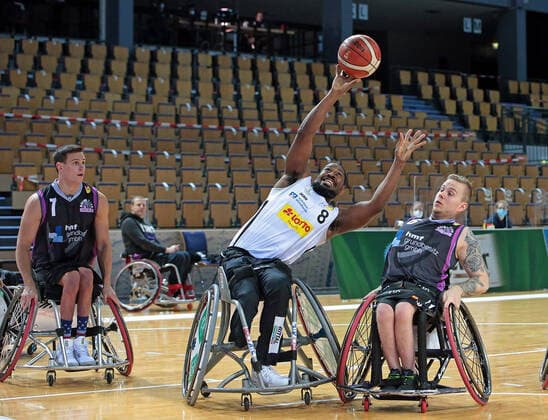 03.02.2021, xovx, Rollstuhlbasketball, 1. Bundesliga, RSV Lahn-Dill - Rhine River Rhinos Wiesbaden v.l. Chayse Wolf (Rhine River Rhinos Wiesbaden), Brian Bell (RSV Lahn-Dill), Jim Palmer (Rhine River Rhinos Wiesbaden) Wetzlar Rittal-Arena Hessen Deutschland (DE)