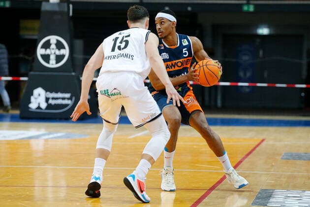 Leverkusen, Deutschland 03. Februar 2021: 2. BBL Pro A - 2020 2021 - Bayer Giants Leverkusen vs. Rostock Seawolves v. li. im Zweikampf Luca Kahl (Bayer Giants Leverkusen) und Chris Carter (Rostock Seawolves) Ostermann-Arena Nordrhein Westfalen