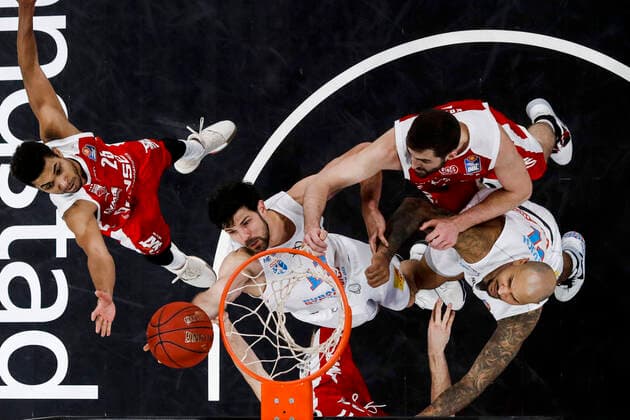 Mitte Aleksandar Marelja (Mitteldeutscher BC, 17) links Kenneth Ogbe (Brose Bamberg, 25) rechts oben David Kravish (Brose Bamberg, 45) lrechts unten Sergio Kerusch (Mitteldeutscher BC, 07) Brose Bamberg - Mitteldeutscher BC MBC - easyCredit-BBL - Basketball Bundesliga - Basketball Saison 2020 21 - 14. Spieltag, 03.02.2021 Bamberg, Brose Arena ASV-Autoren-Nummer: 4026335 Copyright: DanielxLöb
