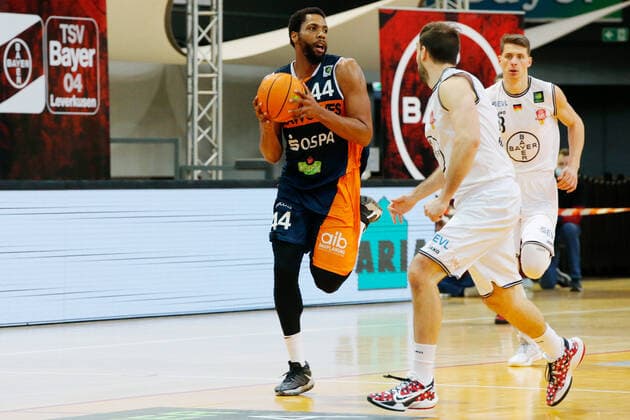 Leverkusen, Deutschland 03. Februar 2021: 2. BBL Pro A - 2020 2021 - Bayer Giants Leverkusen vs. Rostock Seawolves v. li. im Zweikampf Keith Wright (Rostock Seawolves) und J.J. Mann (Bayer Giants Leverkusen) Ostermann-Arena Nordrhein Westfalen