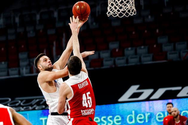 links Bendict Turudic (Mitteldeutscher BC) rechts David Kravish (Brose Bamberg, 45) Brose Bamberg - Mitteldeutscher BC MBC - easyCredit-BBL - Basketball Bundesliga - Basketball Saison 2020 21 - 14. Spieltag, 03.02.2021 Bamberg, Brose Arena ASV-Autoren-Nummer: 4026335 Copyright: DanielxLöb