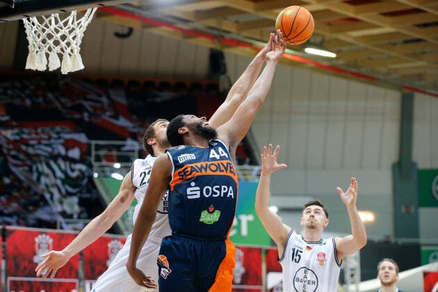 Leverkusen, Deutschland 03. Februar 2021: 2. BBL Pro A - 2020 2021 - Bayer Giants Leverkusen vs. Rostock Seawolves v. li. im Zweikampf Dennis Heinzmann (Bayer Giants Leverkusen) und Keith Wright (Rostock Seawolves) Ostermann-Arena Nordrhein Westfalen