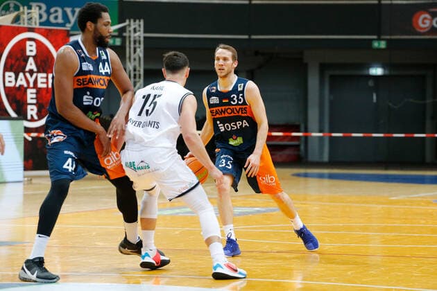 Leverkusen, Deutschland 03. Februar 2021: 2. BBL Pro A - 2020 2021 - Bayer Giants Leverkusen vs. Rostock Seawolves v. li. im Zweikampf Keith Wright (Rostock Seawolves), Luca Kahl (Bayer Giants Leverkusen) und Brad Loesing (Rostock Seawolves) Ostermann-Arena Nordrhein Westfalen