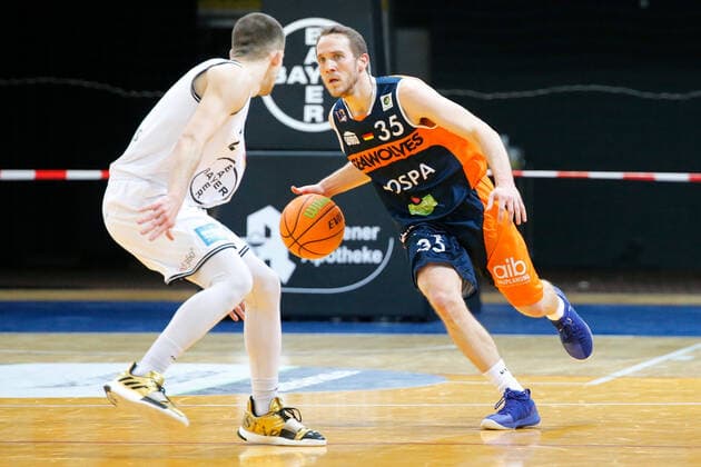 Leverkusen, Deutschland 03. Februar 2021: 2. BBL Pro A - 2020 2021 - Bayer Giants Leverkusen vs. Rostock Seawolves v. li. im Zweikampf Wyatt Lohaus (Bayer Giants Leverkusen) und Brad Loesing (Rostock Seawolves) Ostermann-Arena Nordrhein Westfalen