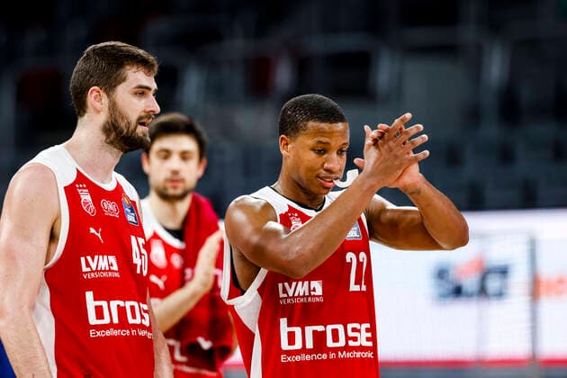 rechts Devon Hall (Brose Bamberg, 22) links David Kravish (Brose Bamberg, 45) Brose Bamberg - Mitteldeutscher BC MBC - easyCredit-BBL - Basketball Bundesliga - Basketball Saison 2020 21 - 14. Spieltag, 03.02.2021 Bamberg, Brose Arena ASV-Autoren-Nummer: 4026335 Copyright: DanielxLöb