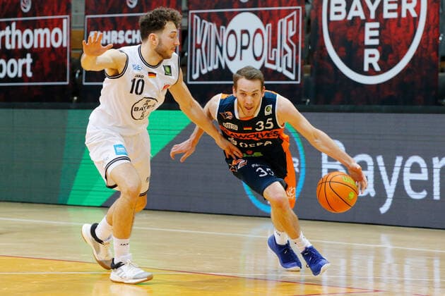 Leverkusen, Deutschland 03. Februar 2021: 2. BBL Pro A - 2020 2021 - Bayer Giants Leverkusen vs. Rostock Seawolves v. li. im Zweikampf Haris Hujic (Bayer Giants Leverkusen) und Brad Loesing (Rostock Seawolves) Ostermann-Arena Nordrhein Westfalen