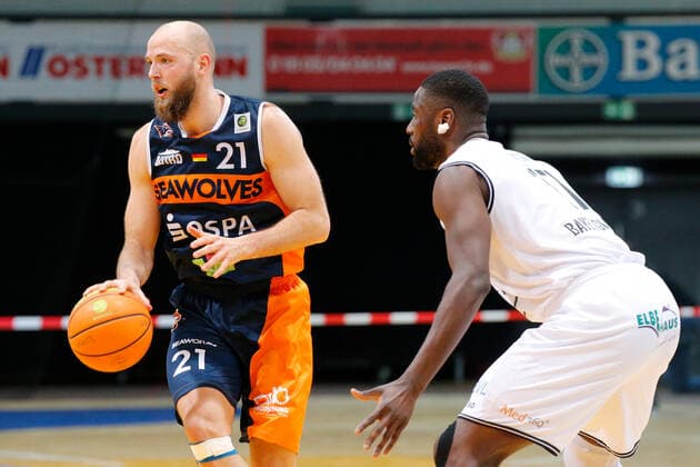 Leverkusen, Deutschland 03. Februar 2021: 2. BBL Pro A - 2020 2021 - Bayer Giants Leverkusen vs. Rostock Seawolves v. li. im Zweikampf Michael Jost (Rostock Seawolves) und Eddi Edigin (Bayer Giants Leverkusen) Ostermann-Arena Nordrhein Westfalen