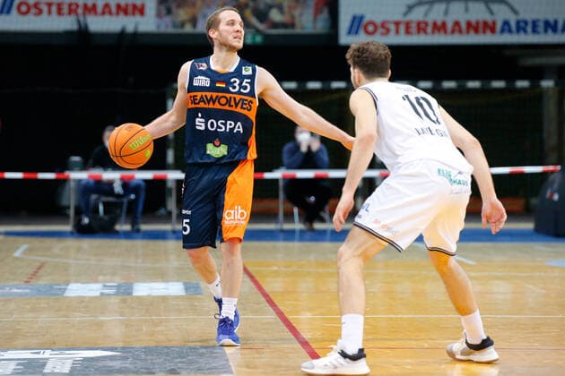 Leverkusen, Deutschland 03. Februar 2021: 2. BBL Pro A - 2020 2021 - Bayer Giants Leverkusen vs. Rostock Seawolves v. li. im Zweikampf Brad Loesing (Rostock Seawolves) und Haris Hujic (Bayer Giants Leverkusen) Ostermann-Arena Nordrhein Westfalen