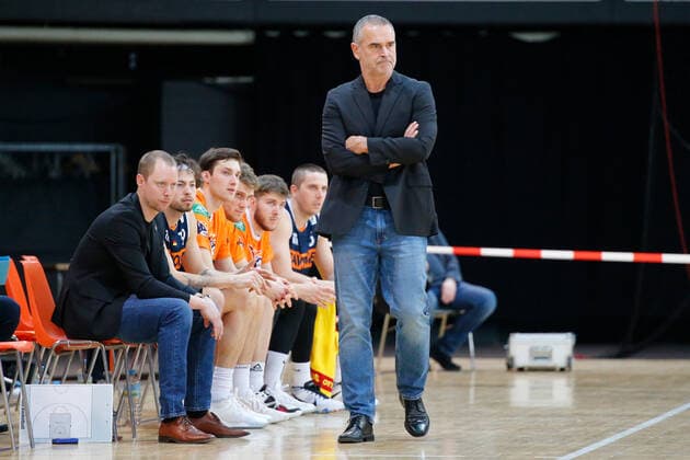 Leverkusen, Deutschland 03. Februar 2021: 2. BBL Pro A - 2020 2021 - Bayer Giants Leverkusen vs. Rostock Seawolves Head Coach Dirk Bauermann (Rostock Seawolves) Ostermann-Arena Nordrhein Westfalen