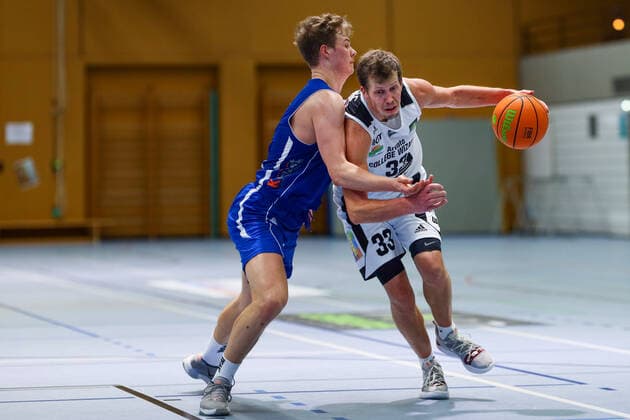 03.02.2021, Herren, Basketball, Saison 2020 2021, 3. Bundesliga, Pro B Süd, College Wizards-Basketball Löwen Rouven Roessler (College Wizards 33) im Zweikampf. Karlsruhe Institut für und Sportwis Baden-Württemberg Germany