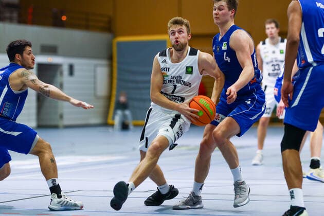 03.02.2021, Herren, Basketball, Saison 2020 2021, 3. Bundesliga, Pro B Süd, College Wizards-Basketball Löwen Sean Flood (College Wizards 1) im Angriff mit dem Ball. Karlsruhe Institut für und Sportwis Baden-Württemberg Germany