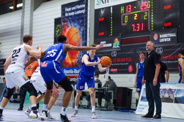 03.02.2021, Herren, Basketball, Saison 2020 2021, 3. Bundesliga, Pro B Süd, College Wizards-Basketball Löwen Punkterückstand in der ersten Halbzeit. Karlsruhe Institut für und Sportwis Baden-Württemberg Germany