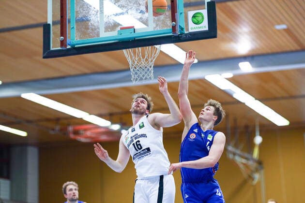03.02.2021, Herren, Basketball, Saison 2020 2021, 3. Bundesliga, Pro B Süd, College Wizards-Basketball Löwen Moritz B?r (College Wizards 16) punktet kurz vor Spielende im Zweikampf. Karlsruhe Institut für und Sportwis Baden-Württemberg Germany