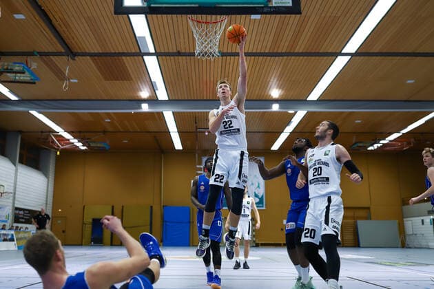 03.02.2021, Herren, Basketball, Saison 2020 2021, 3. Bundesliga, Pro B Süd, College Wizards-Basketball Löwen Eyke Prahst (College Wizards 22) springt zum Wurf. Karlsruhe Institut für und Sportwis Baden-Württemberg Germany