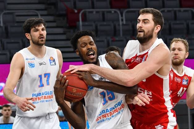 BAMBERG 03.02.2021 --- Basketball ---- easycredit 1. Basketball Bundesliga ---- 16. Spieltag: Brose Bamberg vs Syntainics MBC --- Shavon Coleman (15, Mitteldeutscher BC) und David Kravish (45, Brose Bamberg) kämpfen um den Ball --- Foto: Hans-Martin Issler isslerimages ---- Brose Bamberg vs Syntainics MBC