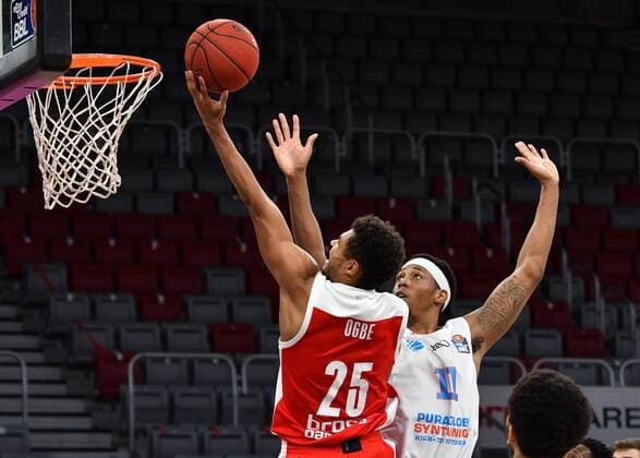 BAMBERG 03.02.2021 --- Basketball ---- easycredit 1. Basketball Bundesliga ---- 16. Spieltag: Brose Bamberg vs Syntainics MBC --- Kenneth Ogbe (25, Brose Bamberg) mit Korbleger gegen Kyndahl Hill (11, Mitteldeutscher BC) --- Foto: Hans-Martin Issler isslerimages ---- Brose Bamberg vs Syntainics MBC