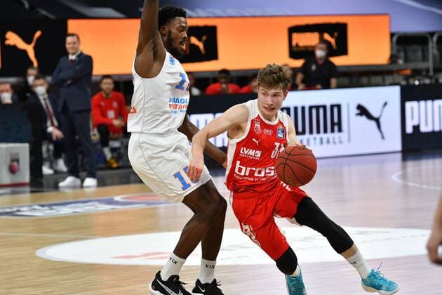 BAMBERG 03.02.2021 --- Basketball ---- easycredit 1. Basketball Bundesliga ---- 16. Spieltag: Brose Bamberg vs Syntainics MBC --- Bennet Hundt (33, Brose Bamberg) gegen Shavon Coleman (15, Mitteldeutscher BC) --- Foto: Hans-Martin Issler isslerimages ---- Brose Bamberg vs Syntainics MBC