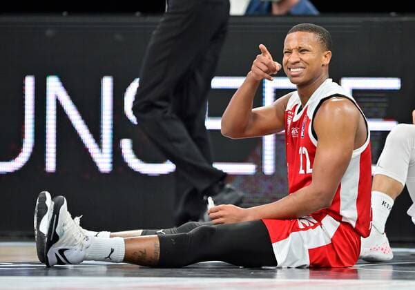 BAMBERG 03.02.2021 --- Basketball ---- easycredit 1. Basketball Bundesliga ---- 16. Spieltag: Brose Bamberg vs Syntainics MBC --- Tobscorer Devon Hall (22, Brose Bamberg) bedankt sich bei Mitspieler --- Foto: Hans-Martin Issler isslerimages ---- Brose Bamberg vs Syntainics MBC