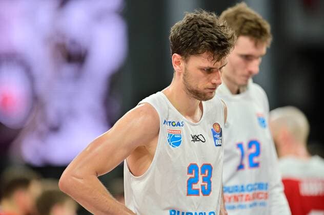 BAMBERG 03.02.2021 --- Basketball ---- easycredit 1. Basketball Bundesliga ---- 16. Spieltag: Brose Bamberg vs Syntainics MBC --- Michal Michalak (32, Mitteldeutscher BC) und Philipp Hartwich (12, Mitteldeutscher BC) enttäuscht nach Niederlage gegen Bamberg --- Foto: Hans-Martin Issler isslerimages ---- Brose Bamberg vs Syntainics MBC