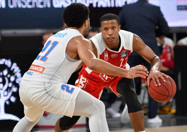 BAMBERG 03.02.2021 --- Basketball ---- easycredit 1. Basketball Bundesliga ---- 16. Spieltag: Brose Bamberg vs Syntainics MBC --- Devon Hall (22, Brose Bamberg) gegen Quinton Hooker (21, Mitteldeutscher BC) --- Foto: Hans-Martin Issler isslerimages ---- Brose Bamberg vs Syntainics MBC