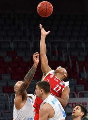 BAMBERG 03.02.2021 --- Basketball ---- easycredit 1. Basketball Bundesliga ---- 16. Spieltag: Brose Bamberg vs Syntainics MBC --- Devon Hall (22, Brose Bamberg) gegen Marko Krstanovic (6, Mitteldeutscher BC) und Sergio Kerusch (7, Mitteldeutscher BC) --- Foto: Hans-Martin Issler isslerimages ---- Brose Bamberg vs Syntainics MBC