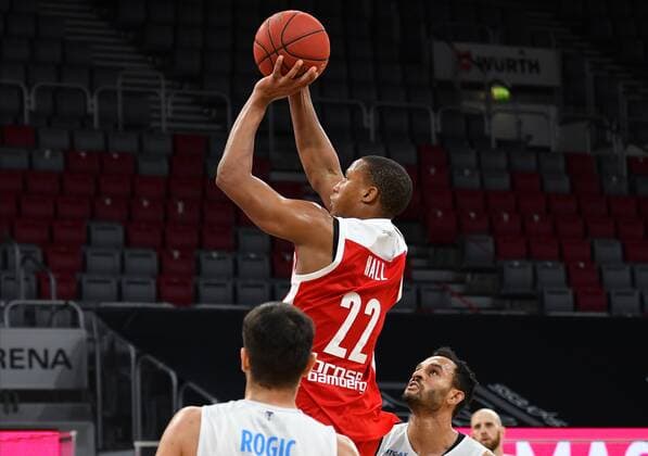 BAMBERG 03.02.2021 --- Basketball ---- easycredit 1. Basketball Bundesliga ---- 16. Spieltag: Brose Bamberg vs Syntainics MBC --- Devon Hall (22, Brose Bamberg) wirft gegen Michal Michalak (32, Mitteldeutscher BC) und David Brembly (5, Mitteldeutscher BC) --- Foto: Hans-Martin Issler isslerimages ---- Brose Bamberg vs Syntainics MBC