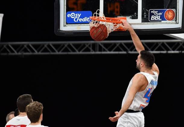 BAMBERG 03.02.2021 --- Basketball ---- easycredit 1. Basketball Bundesliga ---- 16. Spieltag: Brose Bamberg vs Syntainics MBC --- Benedikt Turodic (44, Mitteldeutscher BC) mit Dunk --- Foto: Hans-Martin Issler isslerimages ---- Brose Bamberg vs Syntainics MBC