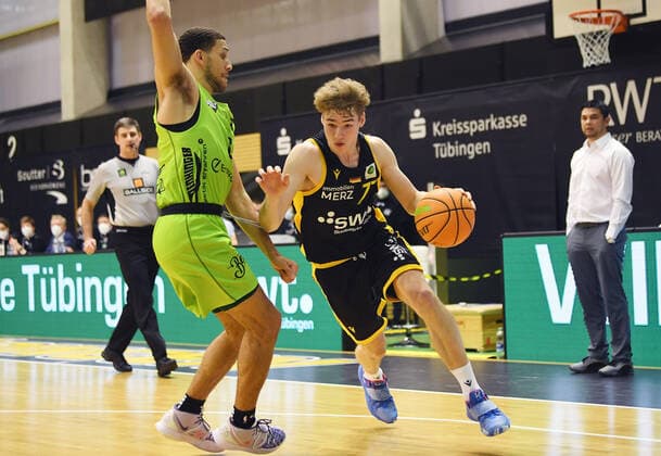Basketball 2. Bundesliga 2020 2021 19. Spieltag in Rottenburg in der Volksbank Arena 03.02.2021 Tigers Tuebingen - Team Ehingen Urspring Timo Lanmueller (re, Tigers) gegen Kameron James Haynes Hankerson (li, Team Ehingen Urspring)