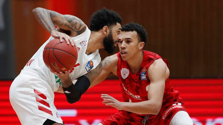Basketball, BBL 2020 2021, 10. Spieltag, s.Oliver Wuerzburg - FC Bayern Muenchen v. li. D.J. Seeley (FC Bayern Muenchen) und Tyson Ward (s.Oliver Wuerzburg), 03.02.2021, Basketball, BBL 2020 2021, 10. Spieltag, s.Oliver Wuerzburg - FC Bayern Muenchen, GER, Wuerzburg, s.Oliver Arena, HMB Media Heiko Becker Pool Wuerzburg s.Oliver Arena Bayern GER