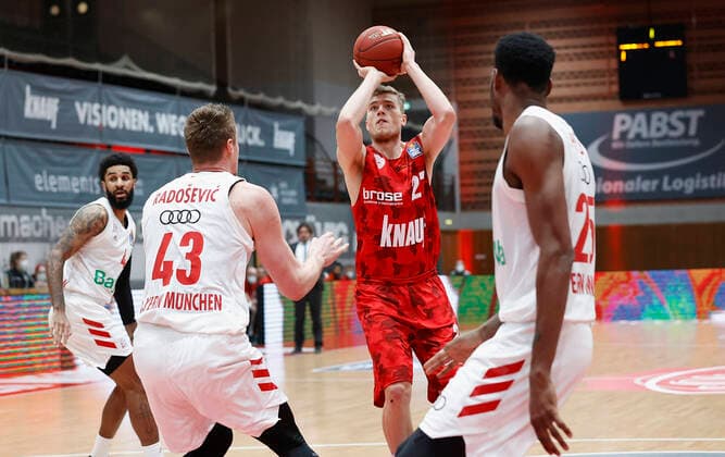 Basketball, BBL 2020 2021, 10. Spieltag, s.Oliver Wuerzburg - FC Bayern Muenchen v. li. D.J. Seeley (FC Bayern Muenchen), Leon Radosevic (FC Bayern Muenchen), Jonas Weitzel (s.Oliver Wuerzburg) und JaJuan Johnson (FC Bayern Muenchen), 03.02.2021, Basketball, BBL 2020 2021, 10. Spieltag, s.Oliver Wuerzburg - FC Bayern Muenchen, GER, Wuerzburg, s.Oliver Arena, HMB Media Heiko Becker Pool Wuerzburg s.Oliver Arena Bayern GER