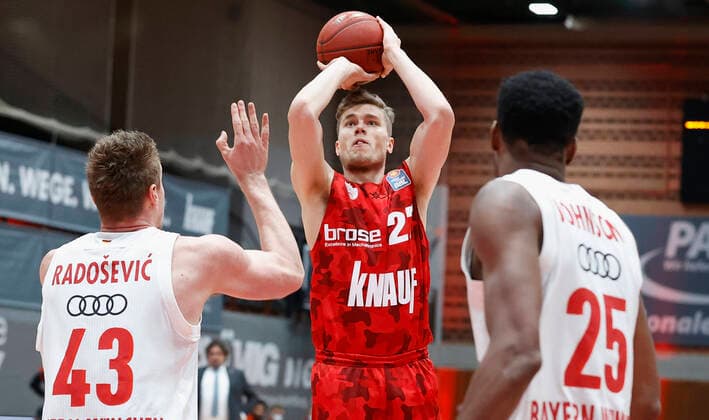 Basketball, BBL 2020 2021, 10. Spieltag, s.Oliver Wuerzburg - FC Bayern Muenchen v. li. Leon Radosevic (FC Bayern Muenchen), Jonas Weitzel (s.Oliver Wuerzburg) und JaJuan Johnson (FC Bayern Muenchen), 03.02.2021, Basketball, BBL 2020 2021, 10. Spieltag, s.Oliver Wuerzburg - FC Bayern Muenchen, GER, Wuerzburg, s.Oliver Arena, HMB Media Heiko Becker Pool Wuerzburg s.Oliver Arena Bayern GER