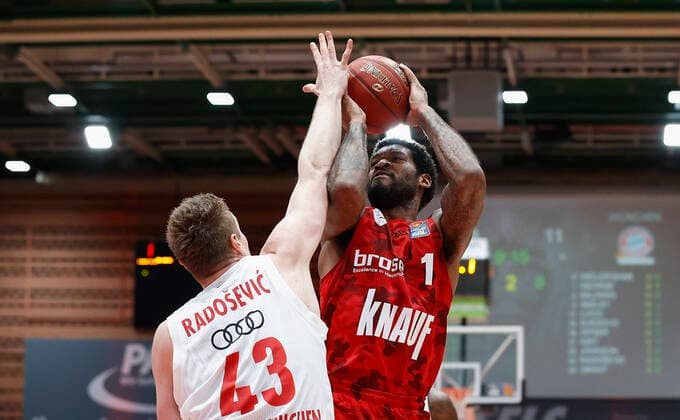 Basketball, BBL 2020 2021, 10. Spieltag, s.Oliver Wuerzburg - FC Bayern Muenchen v. li. Leon Radosevic (FC Bayern Muenchen) und Perry Jones III (s.Oliver Wuerzburg), 03.02.2021, Basketball, BBL 2020 2021, 10. Spieltag, s.Oliver Wuerzburg - FC Bayern Muenchen, GER, Wuerzburg, s.Oliver Arena, HMB Media Heiko Becker Pool Wuerzburg s.Oliver Arena Bayern GER