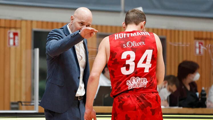 Basketball, BBL 2020 2021, 10. Spieltag, s.Oliver Wuerzburg - FC Bayern Muenchen v. li. Headcoach Denis Wucherer (s.Oliver Wuerzburg) und Felix Hoffmann (s.Oliver Wuerzburg), 03.02.2021, Basketball, BBL 2020 2021, 10. Spieltag, s.Oliver Wuerzburg - FC Bayern Muenchen, GER, Wuerzburg, s.Oliver Arena, HMB Media Heiko Becker Pool Wuerzburg s.Oliver Arena Bayern GER