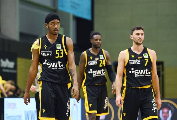 Basketball 2. Bundesliga 2020 2021 19. Spieltag in Rottenburg in der Volksbank Arena 03.02.2021 Tigers Tuebingen - Team Ehingen Urspring Enttaeuschung Tigers; Isaiah Crawley (li) und Besnik Bekteshi (re) sowie Roland Nyama (hinten)