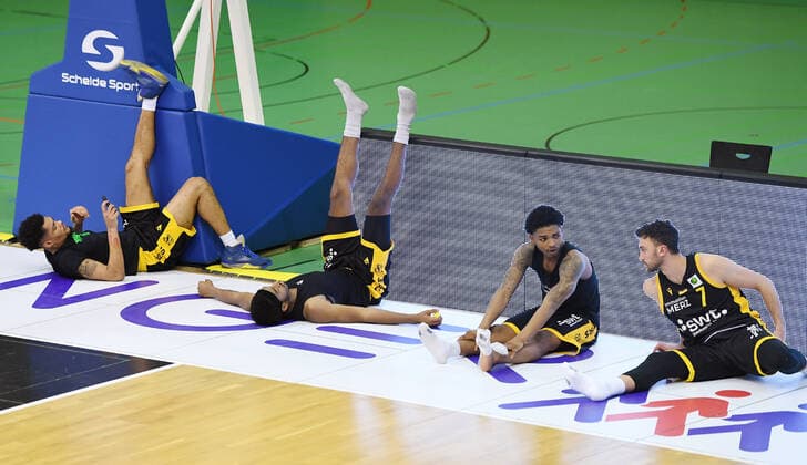 Basketball 2. Bundesliga 2020 2021 19. Spieltag in Rottenburg in der Volksbank Arena 03.02.2021 Tigers Tuebingen - Team Ehingen Urspring Enttaeuschung Tigers; Troy Simons, Isaiah Crawley, Josh Sharkey und Besnik Bekteshi (v.li.) beim Ausdehnen
