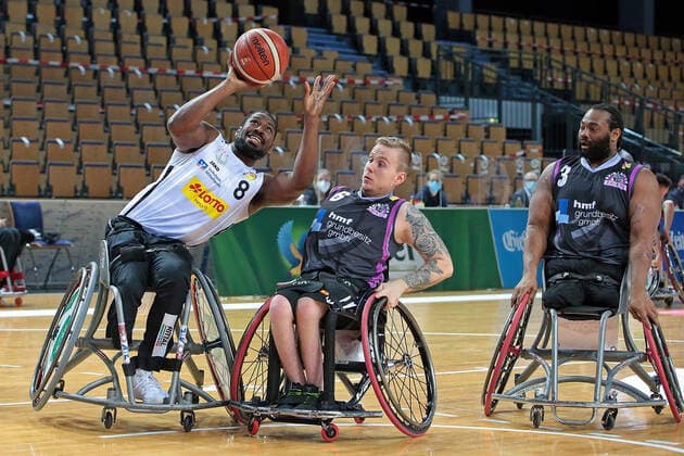 03.02.2021, xovx, Rollstuhlbasketball, 1. Bundesliga, RSV Lahn-Dill - Rhine River Rhinos Wiesbaden v.l. Brian Bell (RSV Lahn-Dill), Jim Palmer (Rhine River Rhinos Wiesbaden), Tommie Lee Gray (Rhine River Rhinos Wiesbaden) Wetzlar Rittal-Arena Hessen Deutschland (DE)