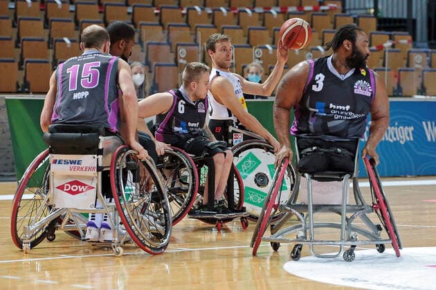 03.02.2021, xovx, Rollstuhlbasketball, 1. Bundesliga, RSV Lahn-Dill - Rhine River Rhinos Wiesbaden v.l. Andre Hopp (Rhine River Rhinos Wiesbaden), Brian Bell (RSV Lahn-Dill), Jim Palmer (Rhine River Rhinos Wiesbaden), Thomas Böhme (RSV Lahn-Dill), Tommie Lee Gray (Rhine River Rhinos Wiesbaden) Wetzlar Rittal-Arena Hessen Deutschland (DE)