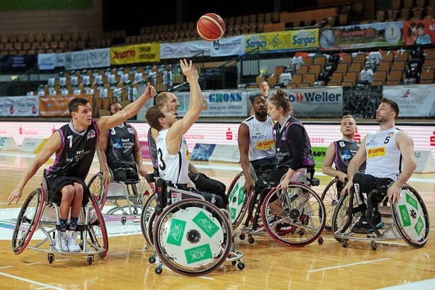 03.02.2021, xovx, Rollstuhlbasketball, 1. Bundesliga, RSV Lahn-Dill - Rhine River Rhinos Wiesbaden v.l. Chayse Wolf (Rhine River Rhinos Wiesbaden), Tommie Lee Gray (Rhine River Rhinos Wiesbaden), Thomas Böhme (RSV Lahn-Dill), Andre Hopp (Rhine River Rhinos Wiesbaden), Brian Bell (RSV Lahn-Dill), Arinn Young (Rhine River Rhinos Wiesbaden), Jim Palmer (Rhine River Rhinos Wiesbaden), Simon Brown (RSV Lahn-Dill) Wetzlar Rittal-Arena Hessen Deutschland (DE)