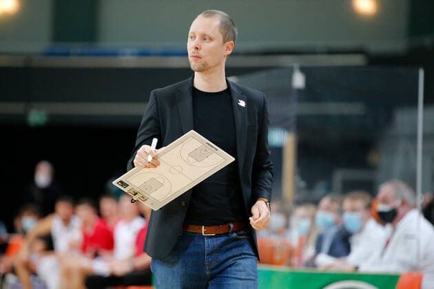 Leverkusen, Deutschland 03. Februar 2021: 2. BBL Pro A - 2020 2021 - Bayer Giants Leverkusen vs. Rostock Seawolves Assistant Coach Christian Held (Rostock Seawolves) Ostermann-Arena Nordrhein Westfalen