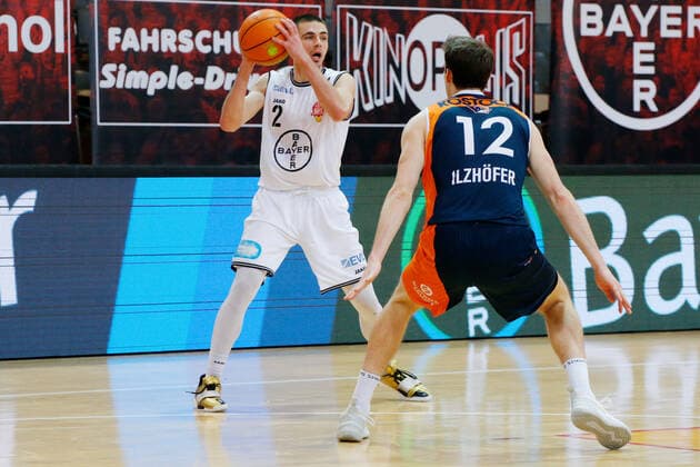 Leverkusen, Deutschland 03. Februar 2021: 2. BBL Pro A - 2020 2021 - Bayer Giants Leverkusen vs. Rostock Seawolves v. li. im Zweikampf Wyatt Lohaus (Bayer Giants Leverkusen) und Stefan Ilzhoefer (Rostock Seawolves) Ostermann-Arena Nordrhein Westfalen