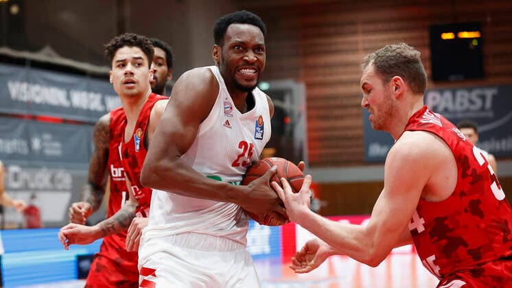 Basketball, BBL 2020 2021, 10. Spieltag, s.Oliver Wuerzburg - FC Bayern Muenchen v. li. Joshua Obiesie (s.Oliver Wuerzburg), JaJuan Johnson (FC Bayern Muenchen) und Felix Hoffmann (s.Oliver Wuerzburg), 03.02.2021, Basketball, BBL 2020 2021, 10. Spieltag, s.Oliver Wuerzburg - FC Bayern Muenchen, GER, Wuerzburg, s.Oliver Arena, HMB Media Heiko Becker Pool Wuerzburg s.Oliver Arena Bayern GER