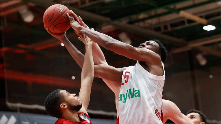 Basketball, BBL 2020 2021, 10. Spieltag, s.Oliver Wuerzburg - FC Bayern Muenchen v. li. Cameron Hunt (s.Oliver Wuerzburg), JaJuan Johnson (FC Bayern Muenchen) und Felix Hoffmann (s.Oliver Wuerzburg), 03.02.2021, Basketball, BBL 2020 2021, 10. Spieltag, s.Oliver Wuerzburg - FC Bayern Muenchen, GER, Wuerzburg, s.Oliver Arena, HMB Media Heiko Becker Pool Wuerzburg s.Oliver Arena Bayern GER