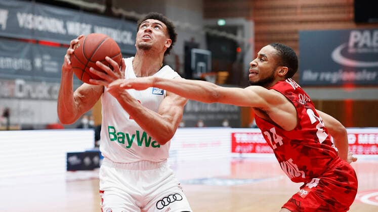 Basketball, BBL 2020 2021, 10. Spieltag, s.Oliver Wuerzburg - FC Bayern Muenchen v. li. Wade Baldwin (FC Bayern Muenchen) und Cameron Hunt (s.Oliver Wuerzburg), 03.02.2021, Basketball, BBL 2020 2021, 10. Spieltag, s.Oliver Wuerzburg - FC Bayern Muenchen, GER, Wuerzburg, s.Oliver Arena, HMB Media Heiko Becker Pool Wuerzburg s.Oliver Arena Bayern GER
