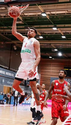 Basketball, BBL 2020 2021, 10. Spieltag, s.Oliver Wuerzburg - FC Bayern Muenchen v. li. Wade Baldwin (FC Bayern Muenchen) und Perry Jones III (s.Oliver Wuerzburg), 03.02.2021, Basketball, BBL 2020 2021, 10. Spieltag, s.Oliver Wuerzburg - FC Bayern Muenchen, GER, Wuerzburg, s.Oliver Arena, HMB Media Heiko Becker Pool Wuerzburg s.Oliver Arena Bayern GER