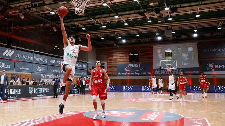 Basketball, BBL 2020 2021, 10. Spieltag, s.Oliver Wuerzburg - FC Bayern Muenchen v. li. Wade Baldwin (FC Bayern Muenchen) und Tyson Ward (s.Oliver Wuerzburg), 03.02.2021, Basketball, BBL 2020 2021, 10. Spieltag, s.Oliver Wuerzburg - FC Bayern Muenchen, GER, Wuerzburg, s.Oliver Arena, HMB Media Heiko Becker Pool Wuerzburg s.Oliver Arena Bayern GER