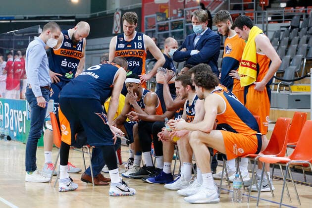 Leverkusen, Deutschland 03. Februar 2021: 2. BBL Pro A - 2020 2021 - Bayer Giants Leverkusen vs. Rostock Seawolves Auszeit bei den Rostock Seawolves Ostermann-Arena Nordrhein Westfalen