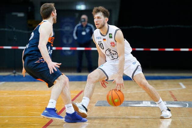 Leverkusen, Deutschland 03. Februar 2021: 2. BBL Pro A - 2020 2021 - Bayer Giants Leverkusen vs. Rostock Seawolves v. li. im Zweikampf Brad Loesing (Rostock Seawolves) und Haris Hujic (Bayer Giants Leverkusen) Ostermann-Arena Nordrhein Westfalen