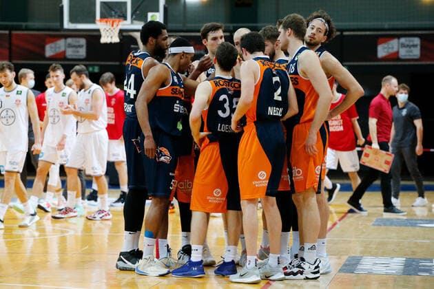 Leverkusen, Deutschland 03. Februar 2021: 2. BBL Pro A - 2020 2021 - Bayer Giants Leverkusen vs. Rostock Seawolves Die Rostock Seawolves stehen nach dem Spiel zusammen Ostermann-Arena Nordrhein Westfalen