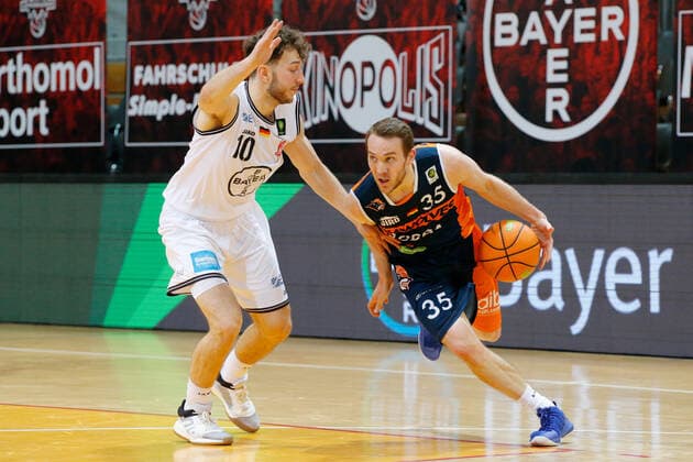Leverkusen, Deutschland 03. Februar 2021: 2. BBL Pro A - 2020 2021 - Bayer Giants Leverkusen vs. Rostock Seawolves v. li. im Zweikampf Haris Hujic (Bayer Giants Leverkusen) und Brad Loesing (Rostock Seawolves) Ostermann-Arena Nordrhein Westfalen